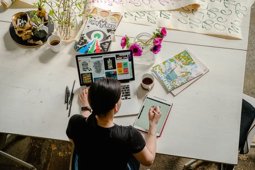 Funcionário em uma mesa com vários objetos. Inteligências Aplicadas no Ambiente de Trabalho