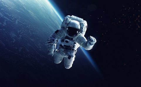 Astronauta no Espaço e a Terra ao fundo. O Ser humano em um processo de Desterritorialização, os “movimentos”, o Tempo e o poder no conhecimento, especialmente na Astronomia.