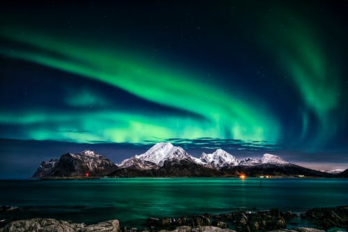 Um Fenômeno celeste, parece a aurora boreal. O Fenômeno, a Fenomenologia e a Astronomia na Contemporaneidade.