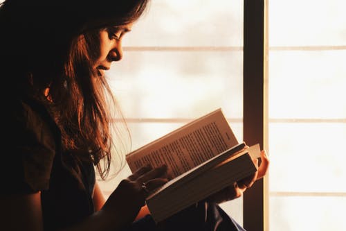 Uma pessoa lendo um livro. Comentários Finais e Referências Bibliográficas