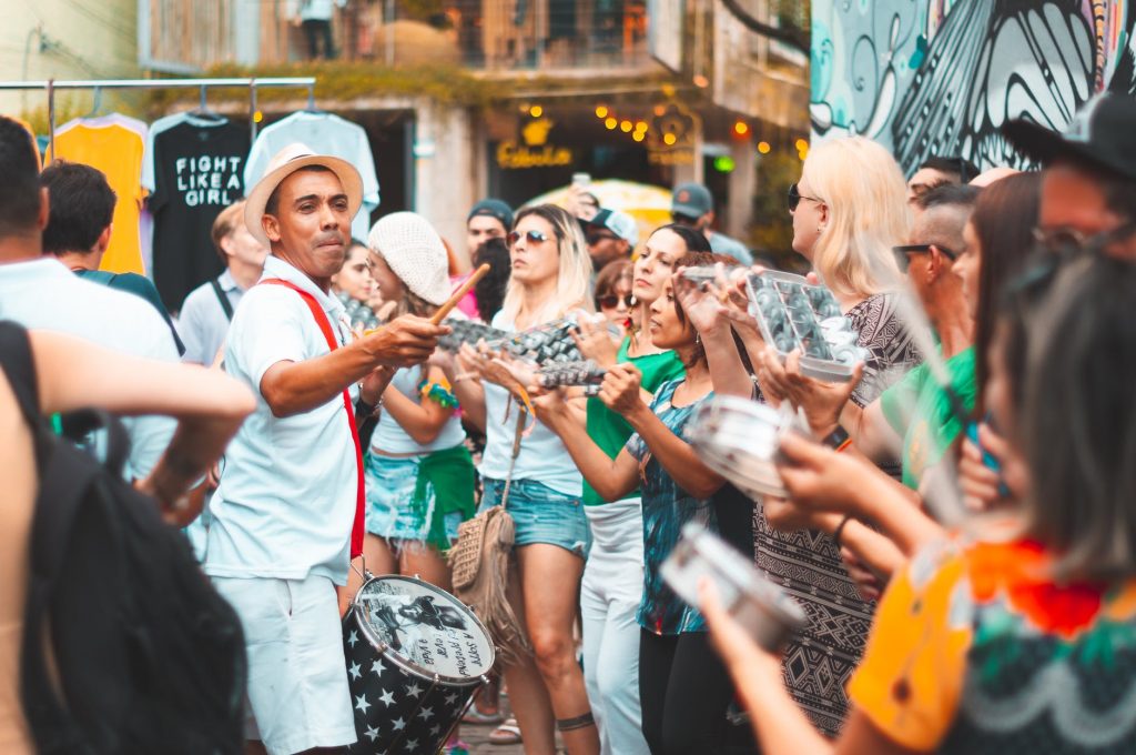 Pessoas brincando no Carnaval. O que é Carnaval, qual é a origem do Carnaval