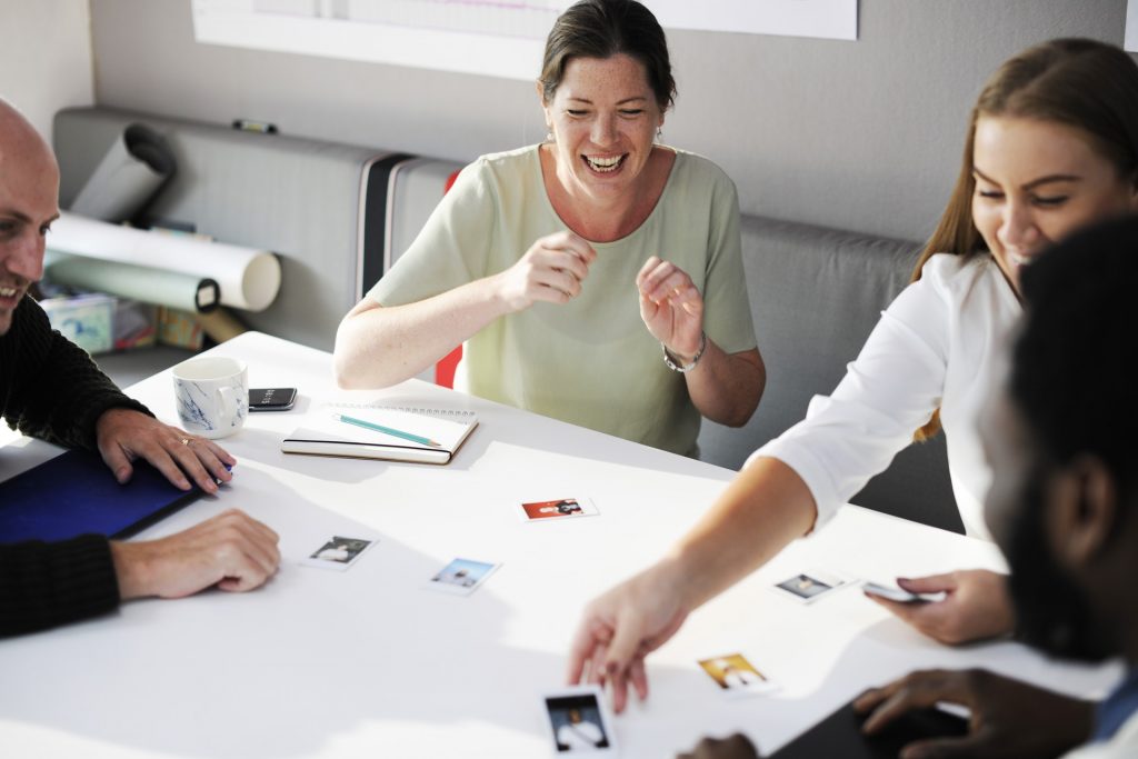 Pessoas em uma mesa aparentam estar em um jogo diferente. Comunicação, Integração e as Questões Culturais no Marketing Interno (ou Endomarketing)