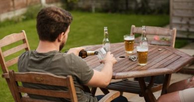 Em uma mesa de madeira redonda e um belo gramado ao redor, dois amigos tomam cerveja. O Cristão e a Bebida Alcoólica: O cristão pode tomar bebidas alcoólicas?