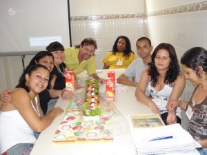 Mesa onde se encontram colegas no Ambiente de trabalho de maneira descontraída