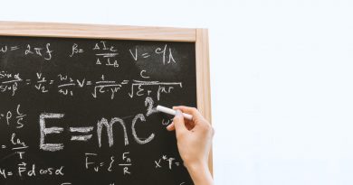 Uma pessoa escrevendo em um quadro negro a equação E=mc2. A importância da Relação “Tempo-espaço” na Relatividade de Einstein.