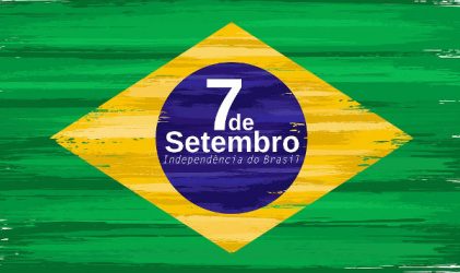 Uma Bandeira do Brasil e ao centro dentro da bola a inscrição 7 de Setembro independência do Brasil.
