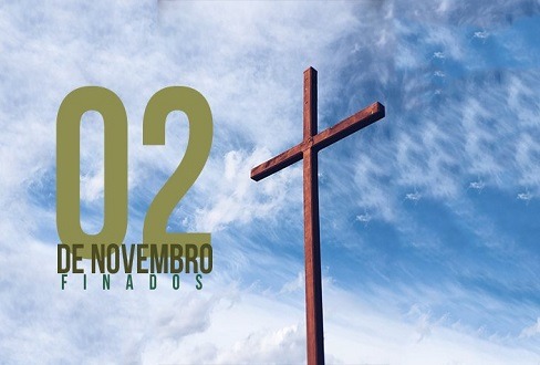 Uma Cruz com um lindo céu azul ao fundo e ao lado da Cruz a inscrição 02 de novembro Finados.