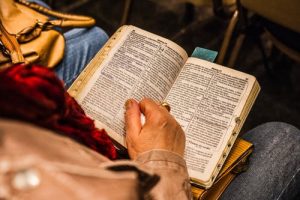 Uma pessoa lendo a bíblia. O Mundo que se Diz Cristão e suas leis não Cristãs