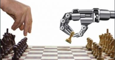 Homem jogando xadrez com uma máquina. A Máquina pode substituir o Homem.