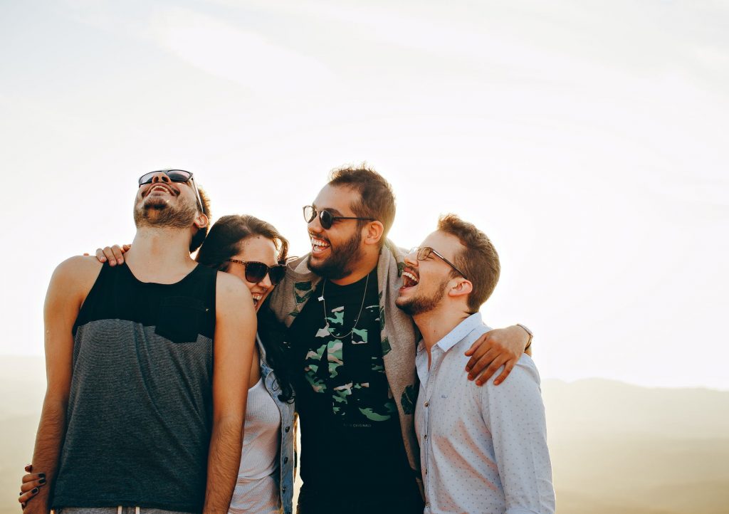 Quatro pessoas sorrindo uma delas olhando para o céu. A Felicidade e a Alegria não devem ser violadas, corrompidas, mexidas