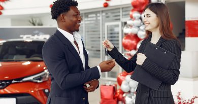Uma vendedora entrega a chave de um carro ao seu cliente com sorriso no rosto. O que é preciso para ser um bom Vendedor(a), um Vendedor de Sucesso?