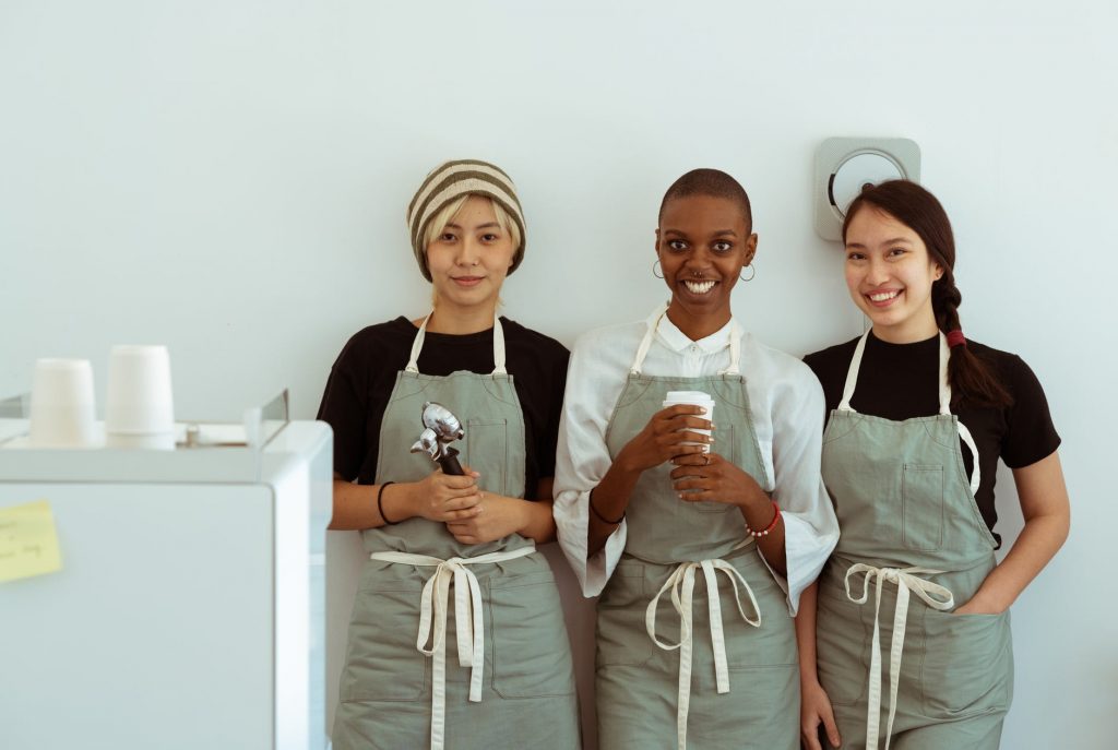 Pessoas felizes no trabalho pousam para uma foto. Um Bom Ambiente de Trabalho é Fruto da Sorte