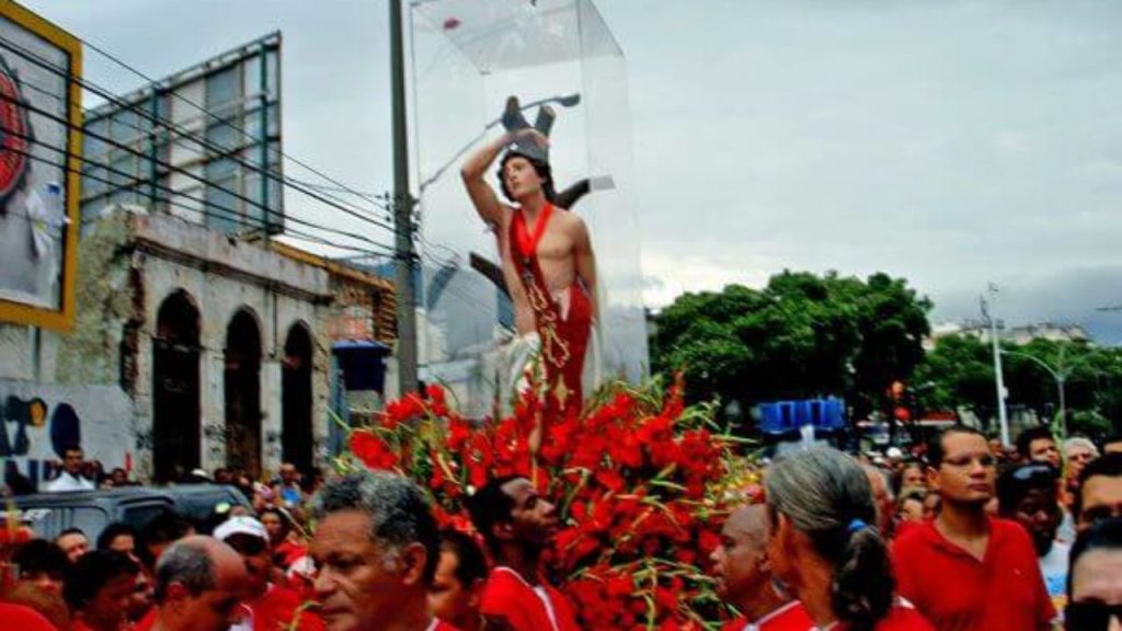 Imagem de São Sebastião envolta em flores em uma Procissão. São Sebastião Padroeiro da Cidade do Rio de Janeiro.