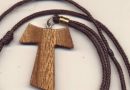 Cruz em TAU. O TAU na história e o cordão com três nós em São Francisco de Assis