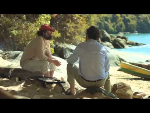 Um Pescador conversando com um homem de Negócios à beira do mar.