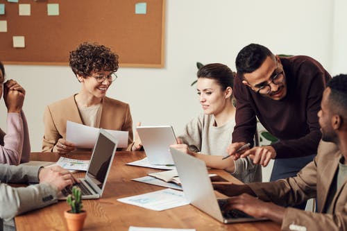 Relações Interpessoais e o Ambiente de Trabalho, Pessoas interagindo no trabalho.