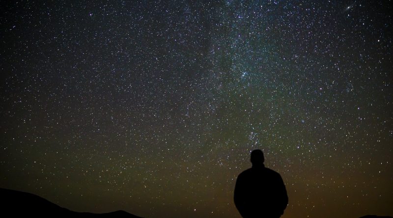 Silhueta de uma pessoa observando o céu estrelado. Filosofia e Cosmologia: A Physis e o Thauma Sempre Presentes