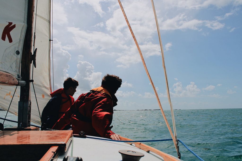 Duas pessoas sozinhas em um barco à vela no alto mar. O Esquecimento do Ser mencionado por Heidegger. E na Astronomia o Esquecimento do Céu.