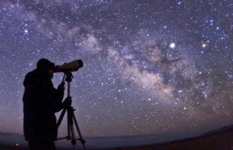 Um Astrônomo observando o Céu com um telescópio. O Astrônomo amador e a Astronomia