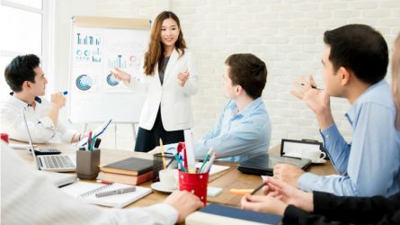 Pessoas em Treinamento em uma sala. Treinamento, Palestra ou Workshop: “Gestão de Equipes e Liderança: uma Abordagem prática”