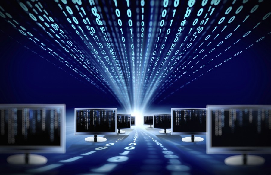 Várias telas de computador estão como se fosse um túnel onde saem os números 0 e 1 do piso e do teto, daí a afirmação quanto a Importância do “Sistema de Informação” nas Empresas.