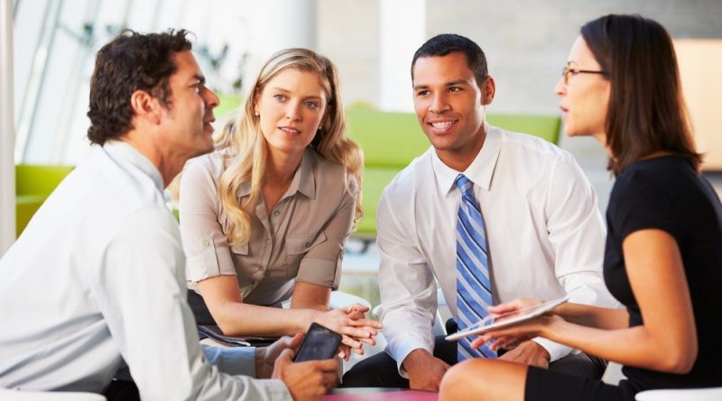 Pessoas interagindo alegremente. A Aprendizagem e as Relações Interpessoais no Ambiente de Trabalho