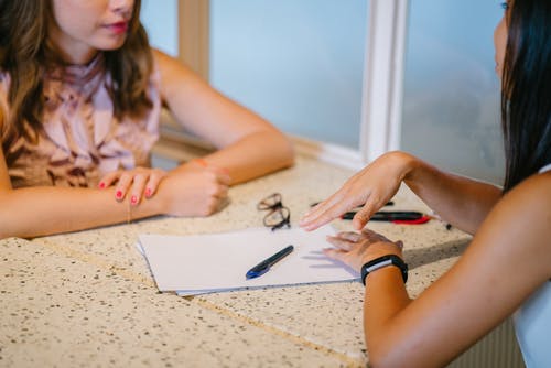 Aprendizagem no Trabalho. Uma pessoa está ensinando a outra. A Aprendizagem e as Relações Interpessoais no Ambiente de Trabalho.