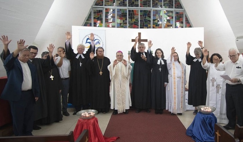 Encontro Ecumênico com Várias denominações Cristãs Reunidas. As Igrejas Cristãs devem manter a busca pelas Convergências.