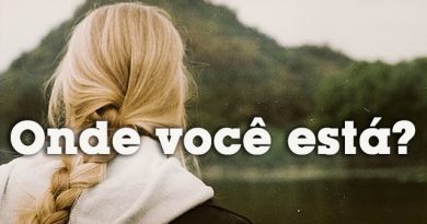 Uma pessoa de costas olhando para uma montanha distante, com a frase Onde você está?