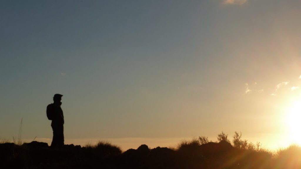 Um Homem com uma Mochila nas costas, como um viajante olhando o por do Sol, parece procura a Deus. Deus é uma experiência que precisa ser vivida.