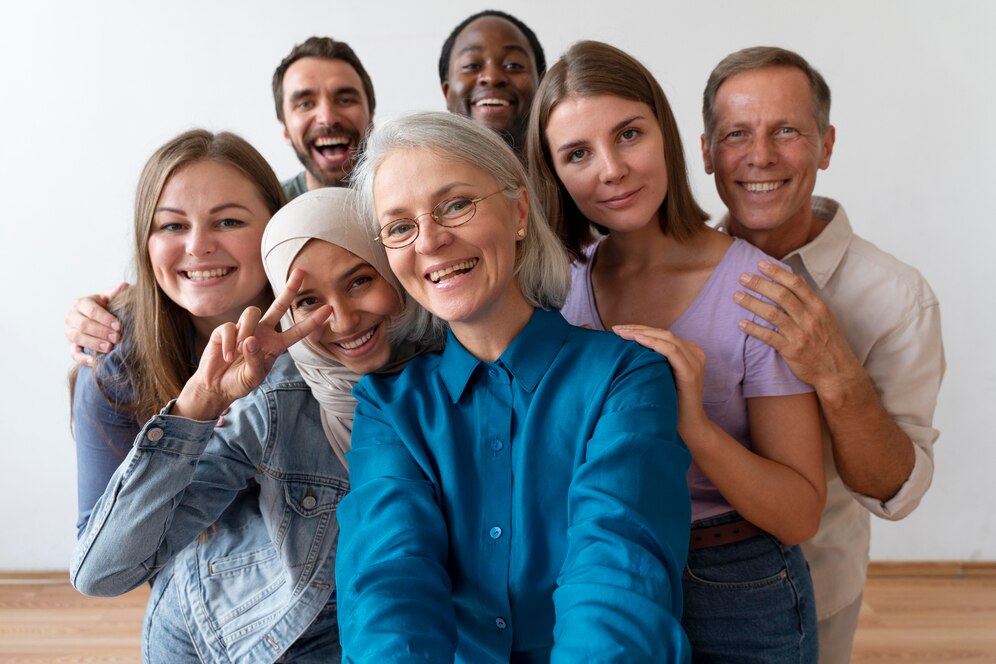 Várias pessoas com idades diversas