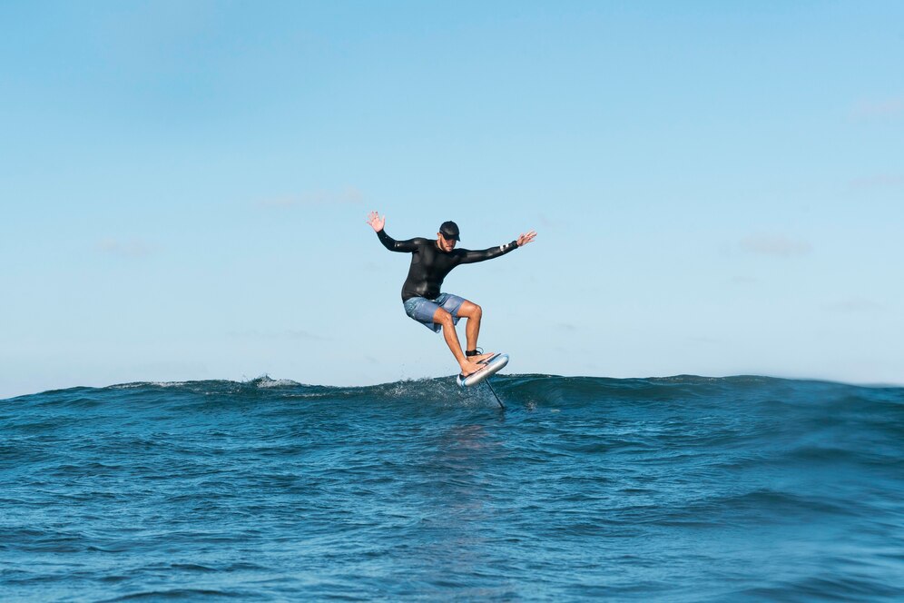 home no mar surfando, o entusiasmo e a felicidade presentes