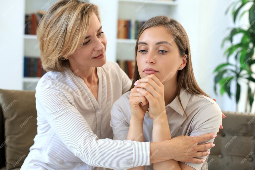 Mãe e filha conversando abraçadas, mãe é uma árvore frutífera eterna.