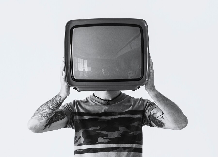 Uma televisão como se fosse a cabeça da pessoa, o que é big brother?