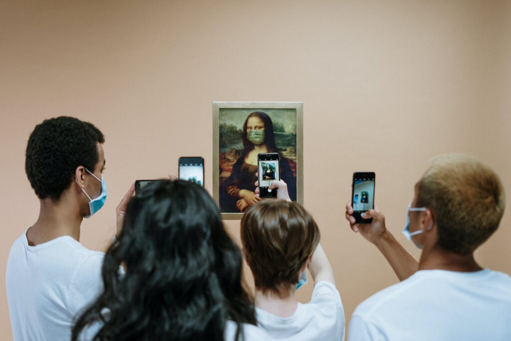 Jovens com o celular tiram fotos de um belo quadro original da Monalisa, Não seja escravo da tecnologia.