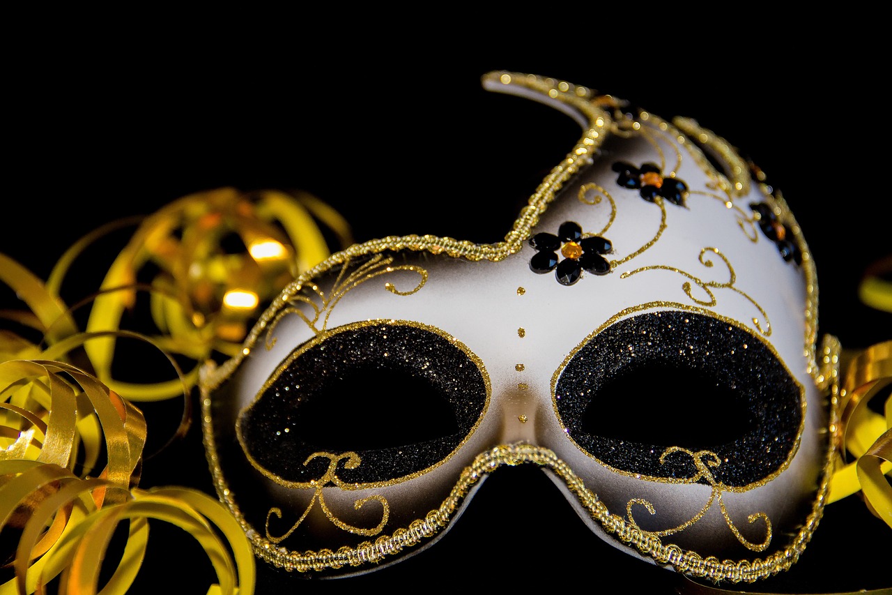 Tudo sobre a história do carnaval, uma máscara nos faz lembrar.