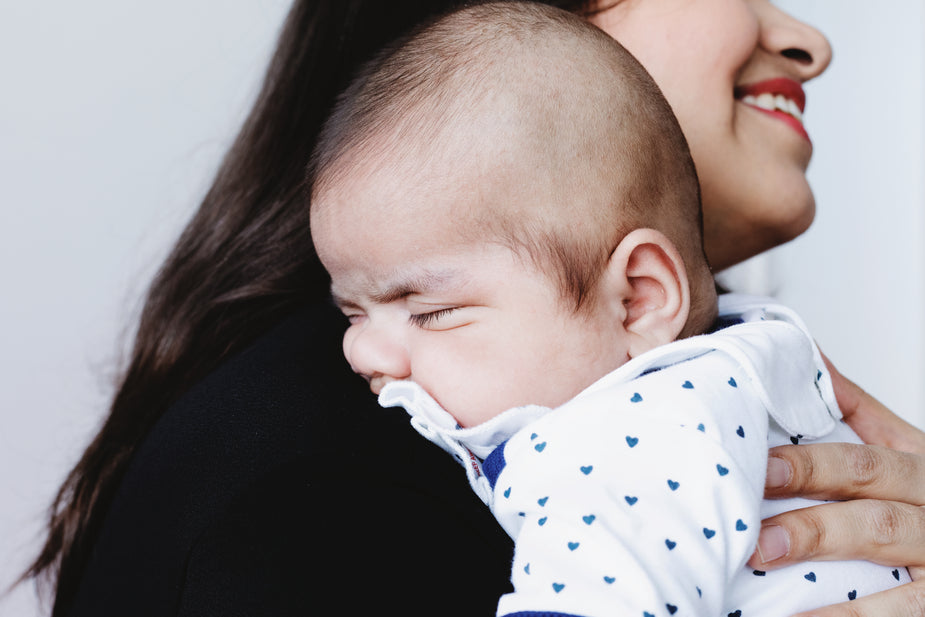 uma mãe segura seu bebê no Colo